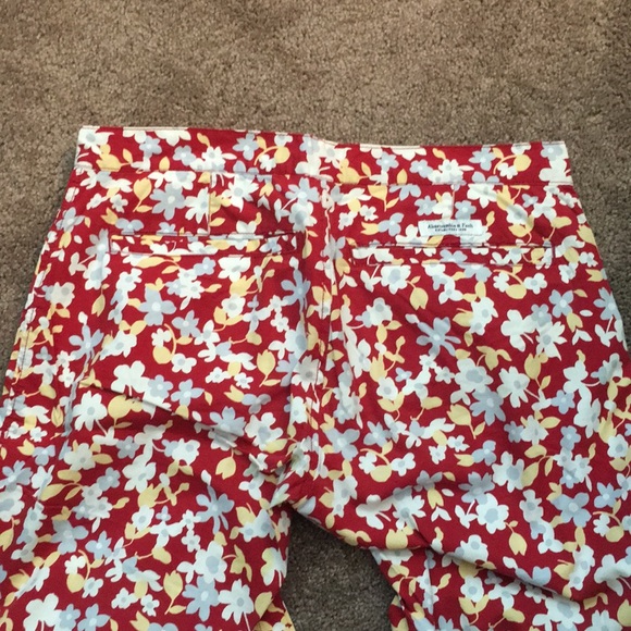 Red flower print Abercrombie capris - Picture 3 of 3